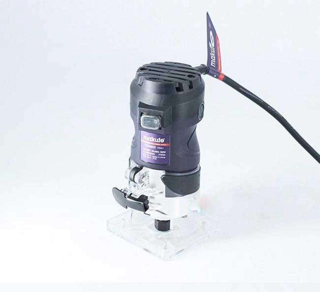 Máy phay gỗ Makute TR001-8 nhỏ gọn, phù hợp soi rãnh và phay cạnh trong xưởng mộc nhỏ.