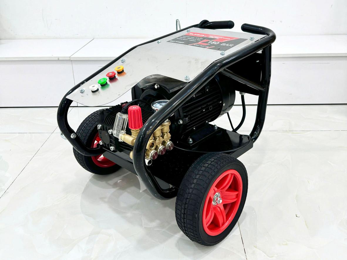 Máy phun áp lực cao Sumika S180 dành cho gara, tiệm rửa xe và vệ sinh công nghiệp.