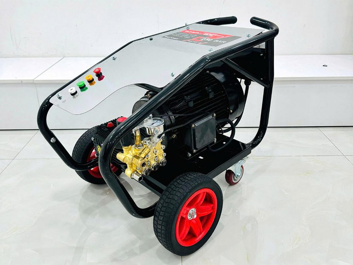 Máy phun áp lực cao Sumika S250 cho gara và vệ sinh công nghiệp.