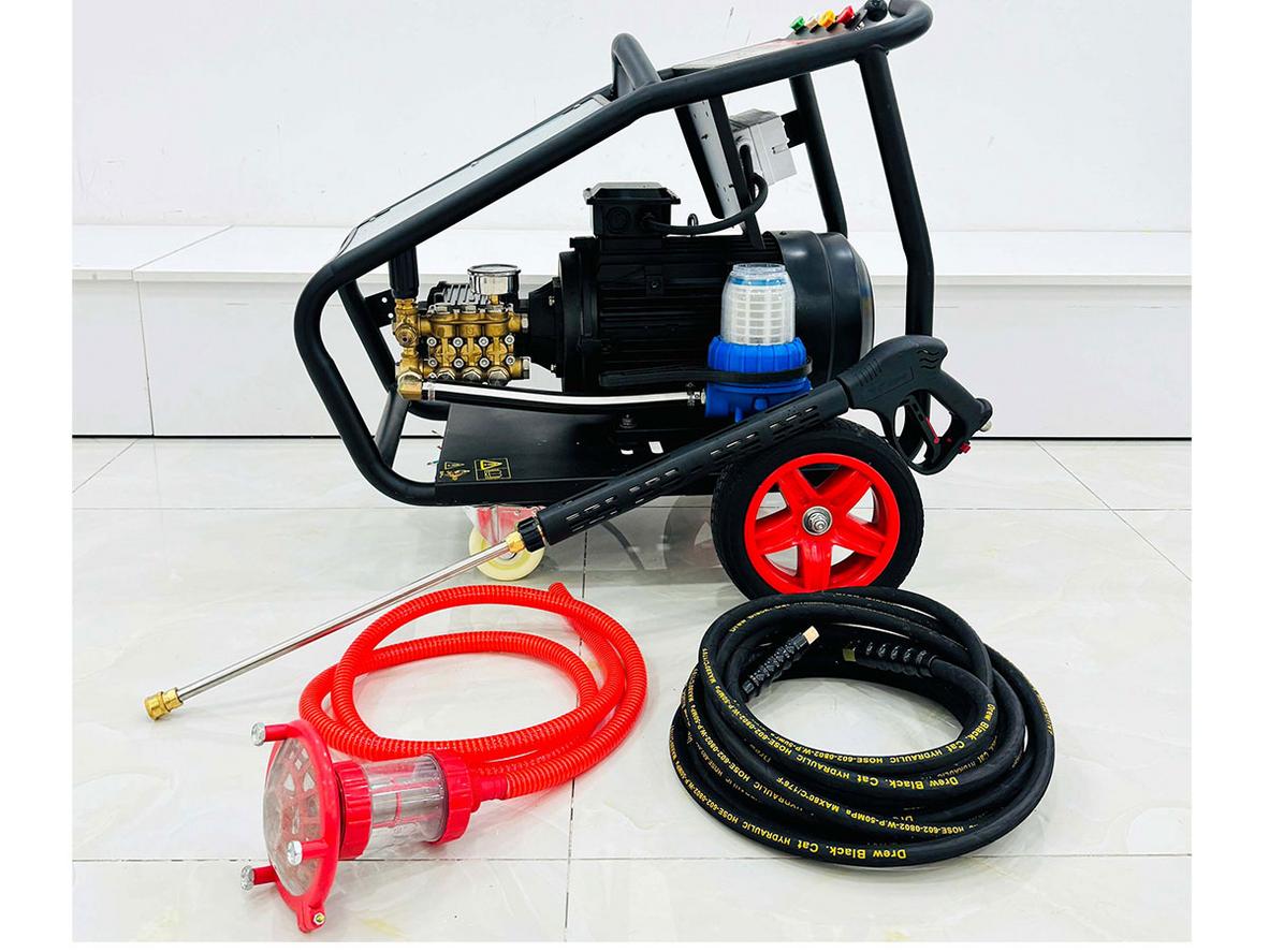Sumika S350 tạo lực phun mạnh cho rửa xe tải, nhà xưởng và công trình.