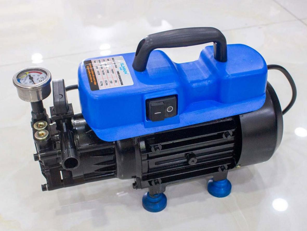 Máy phun áp lực Sumika S8 gọn nhẹ, phù hợp rửa xe và vệ sinh quanh nhà.