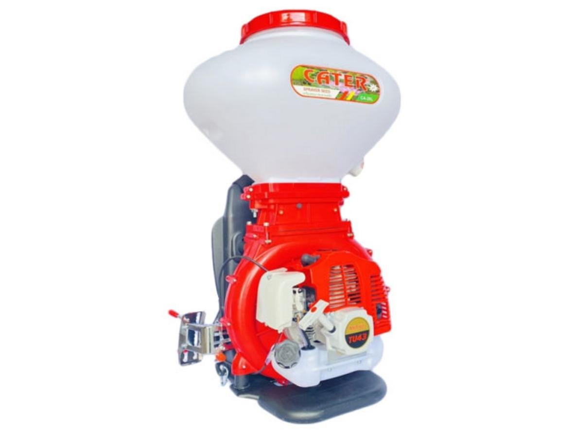 Máy phun hạt 2 thì CATER CA-26L (43) gọn mạnh, phù hợp phun hạt và phun phân trên ruộng vườn.