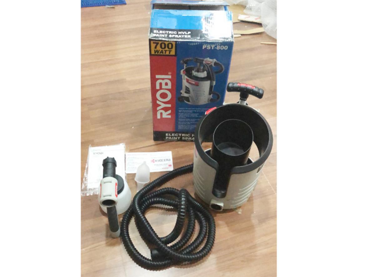 Máy phun sơn 700W Ryobi PST-800 cầm tay dùng điện, phù hợp cho sơn đồ gỗ và hoàn thiện diện tích vừa.