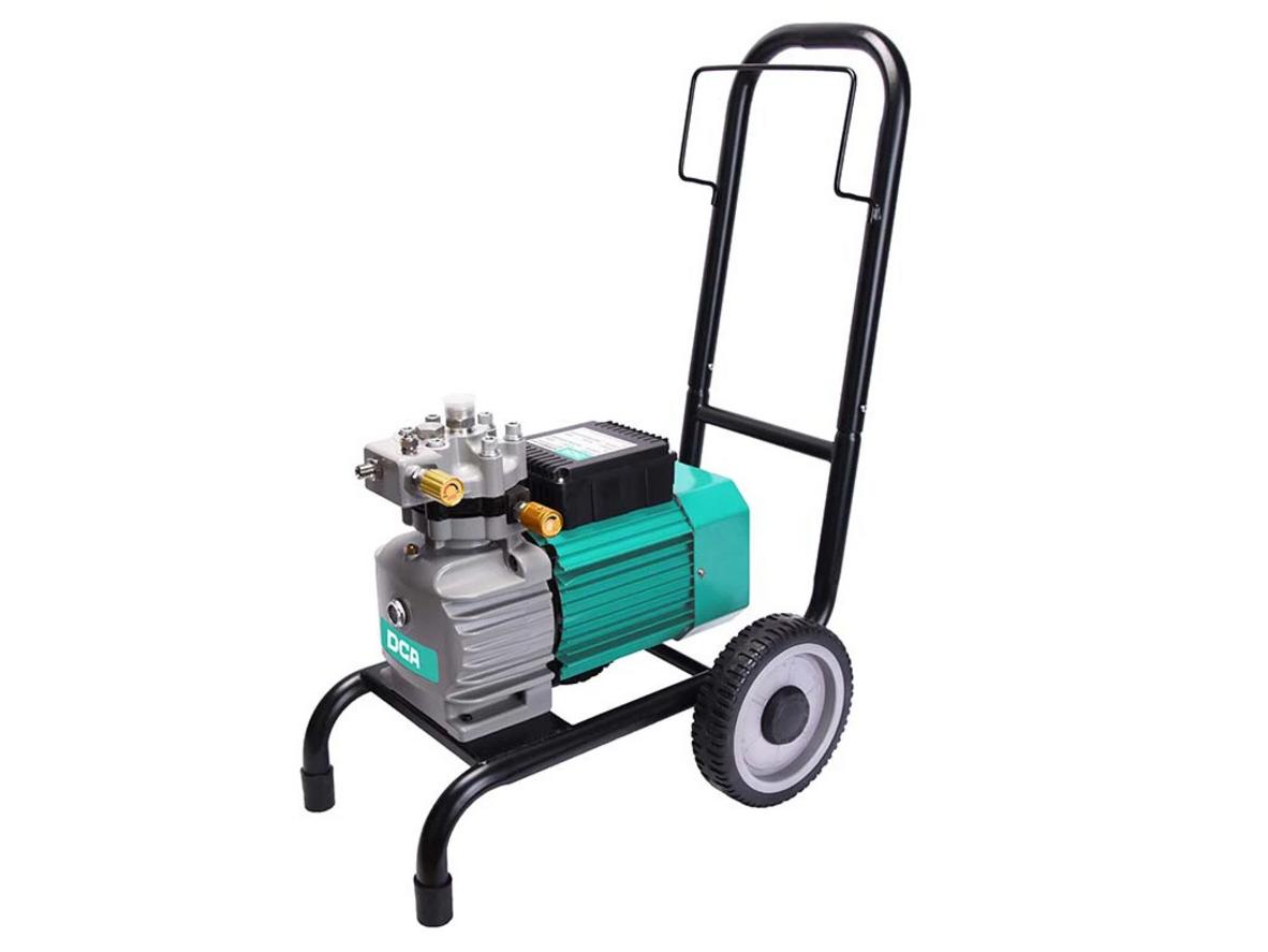 Máy phun sơn áp suất cao dùng khí nén DCA APWG02-3.0 cho thi công nhanh và đều.