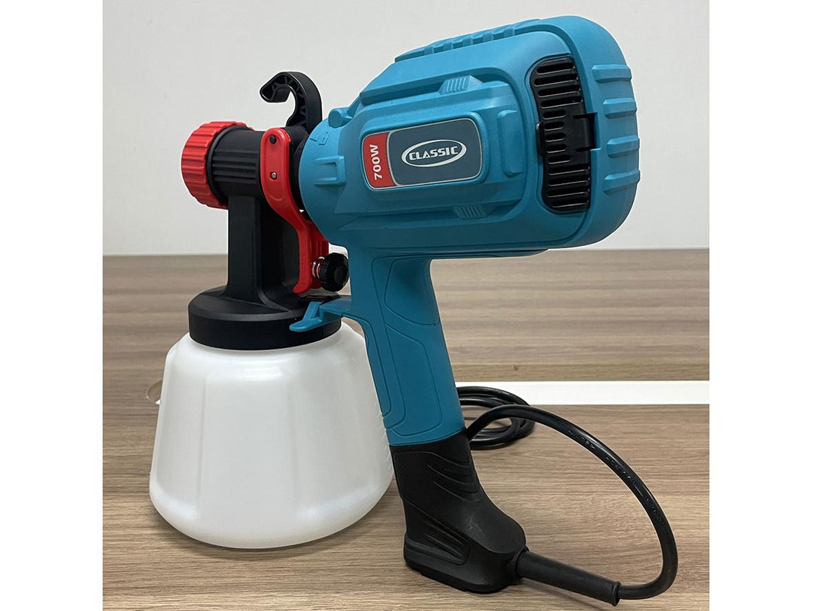 Máy phun sơn Classic CLA8005 cầm tay 700W với bình chứa 1.200ml và 4 béc phun linh hoạt.