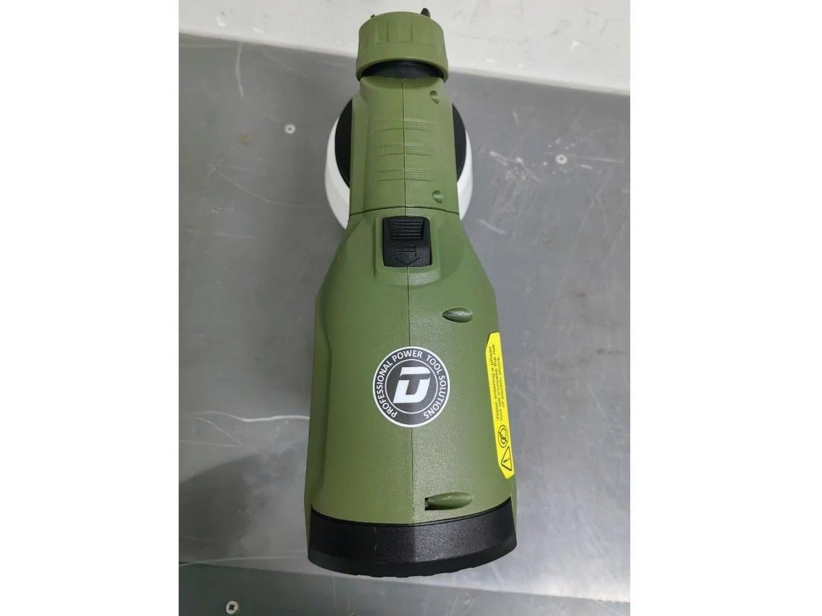 Thiết kế không dây và bình chứa 1 lít giúp máy phun sơn Dekton M21-SPS1000X linh hoạt khi sơn tường, gỗ và cửa.