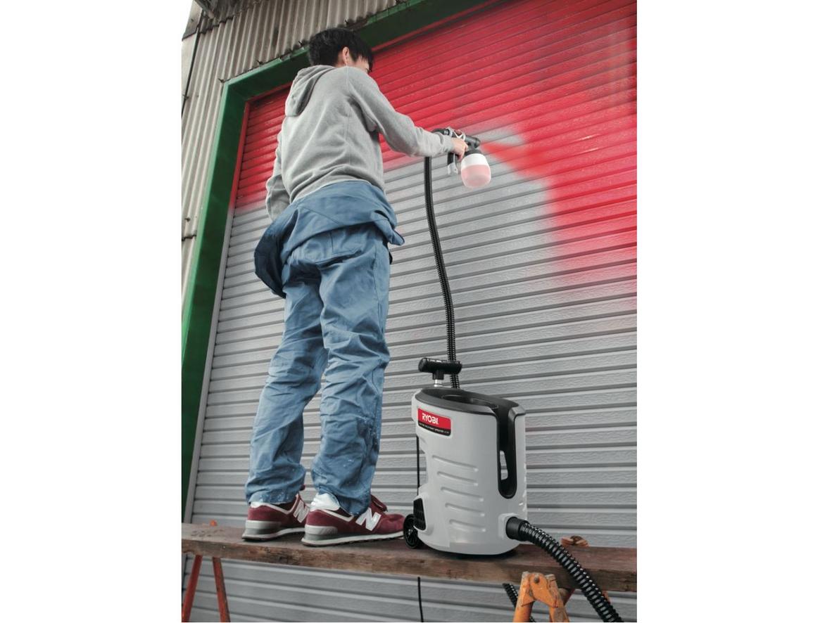 Ryobi PST-800 700W với bình 800ml và ống dẫn 3m, phù hợp cho thi công sơn phủ quy mô vừa.