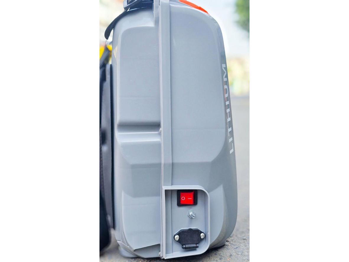 Bgas BGA12LTU 12 lít dùng pin Lithium 12V 7.5Ah, cơ động cho nhà vườn nhỏ.