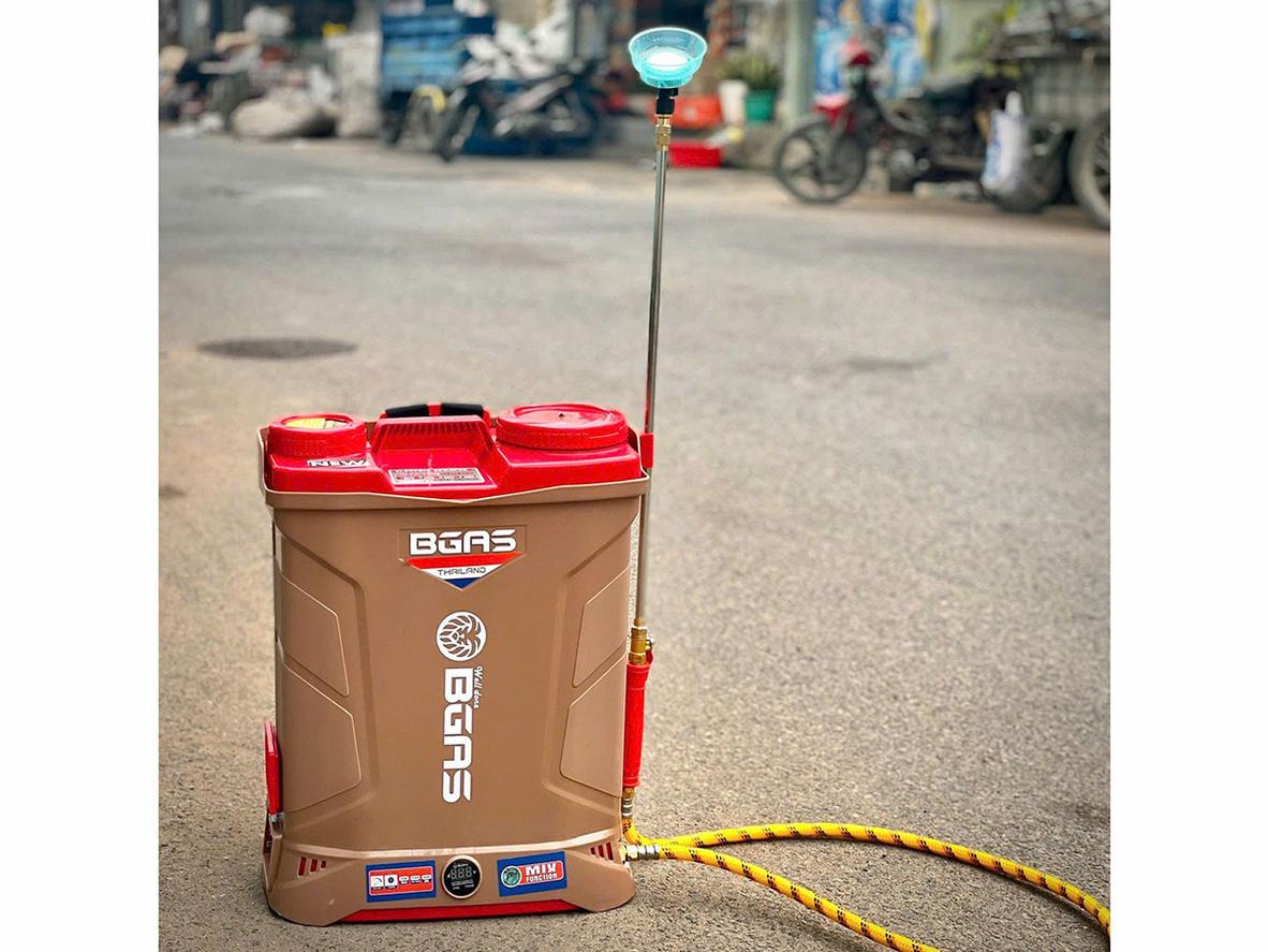 Máy phun thuốc Bgas BGA20A10G 20 lít có đảo thuốc, phù hợp cho vườn rau và cây ăn trái.