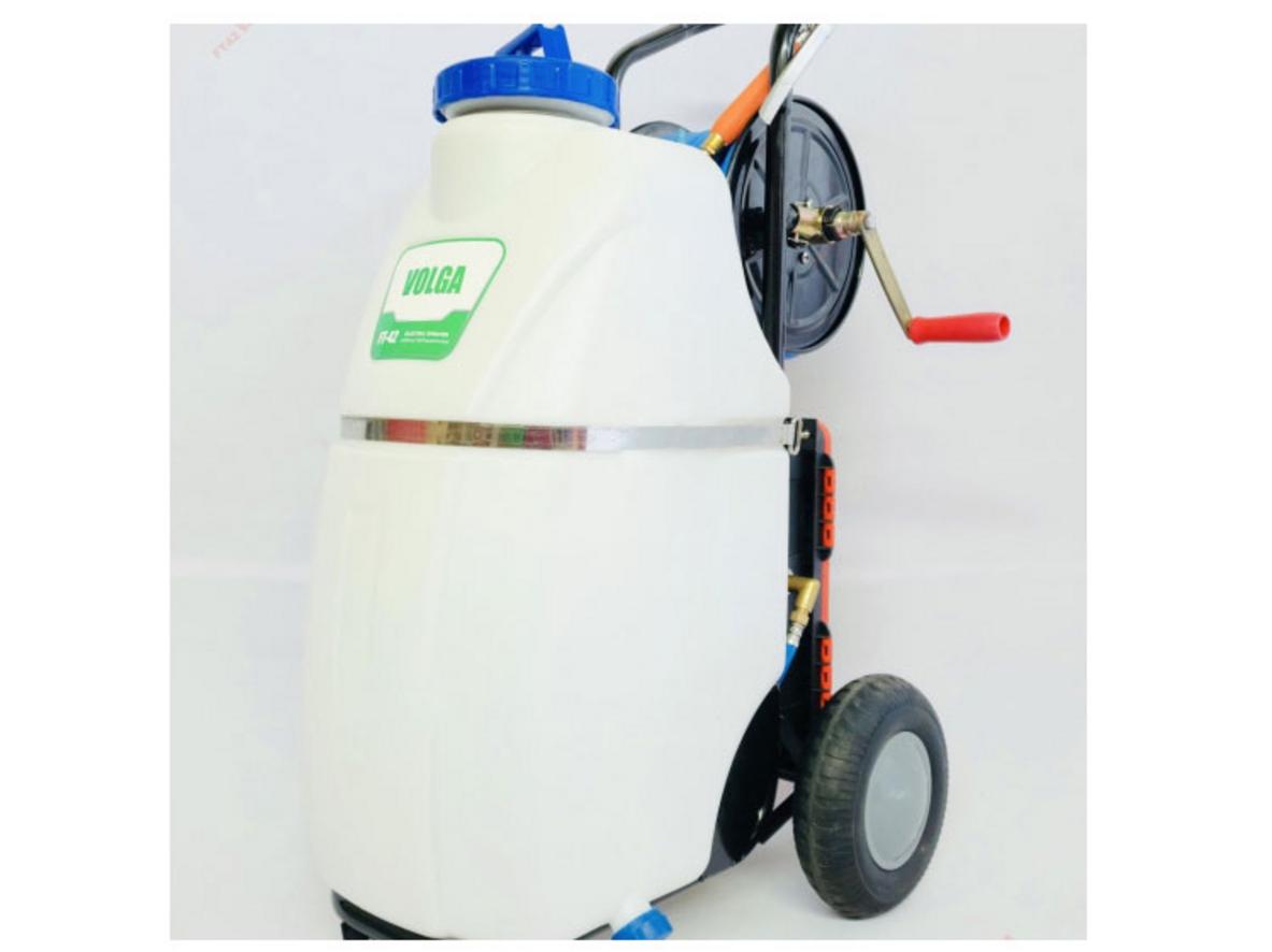 Máy phun thuốc chạy điện Volga VG-42L phù hợp phun diện rộng cho vườn cây ăn trái và rau màu.
