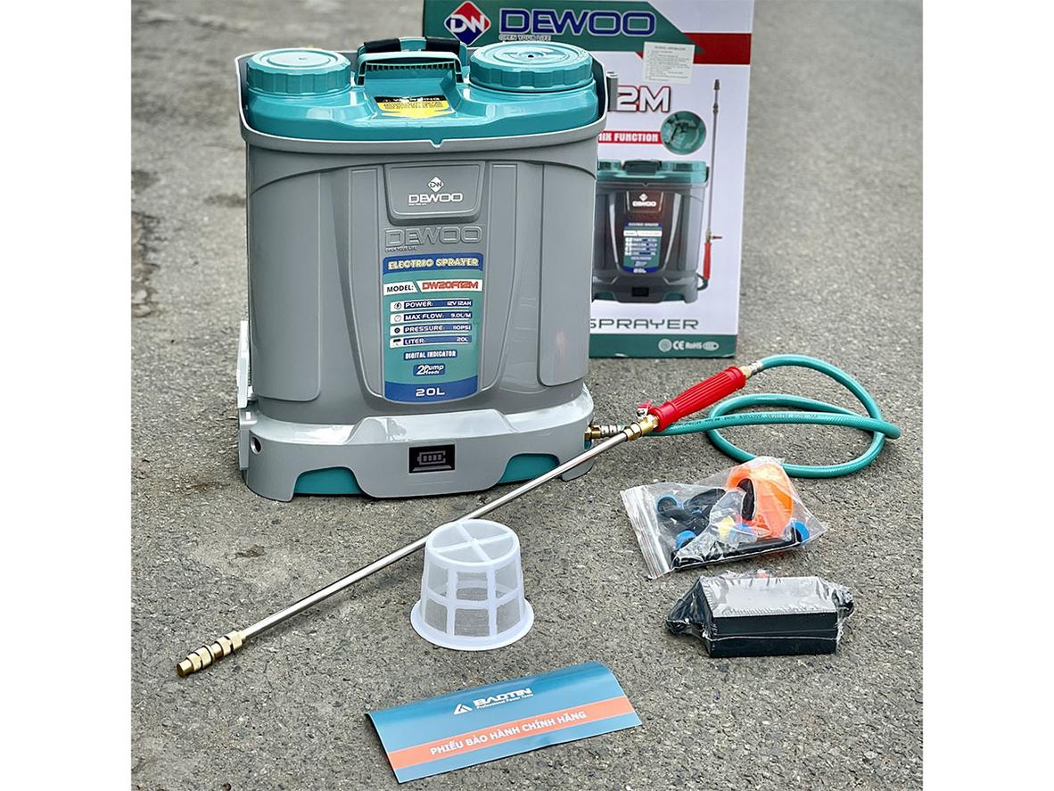 Máy phun thuốc Dewoo DW20A12M (có đảo thuốc, 2 bơm) với bình 20 lít và bộ phụ kiện đi kèm.