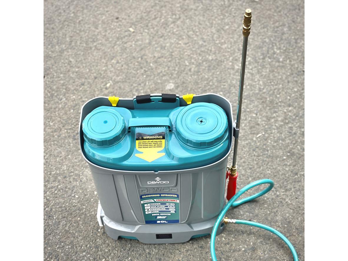Dewoo DW20A12M phun đều, giữ áp ổn định nhờ 2 bơm và đảo thuốc tự động.
