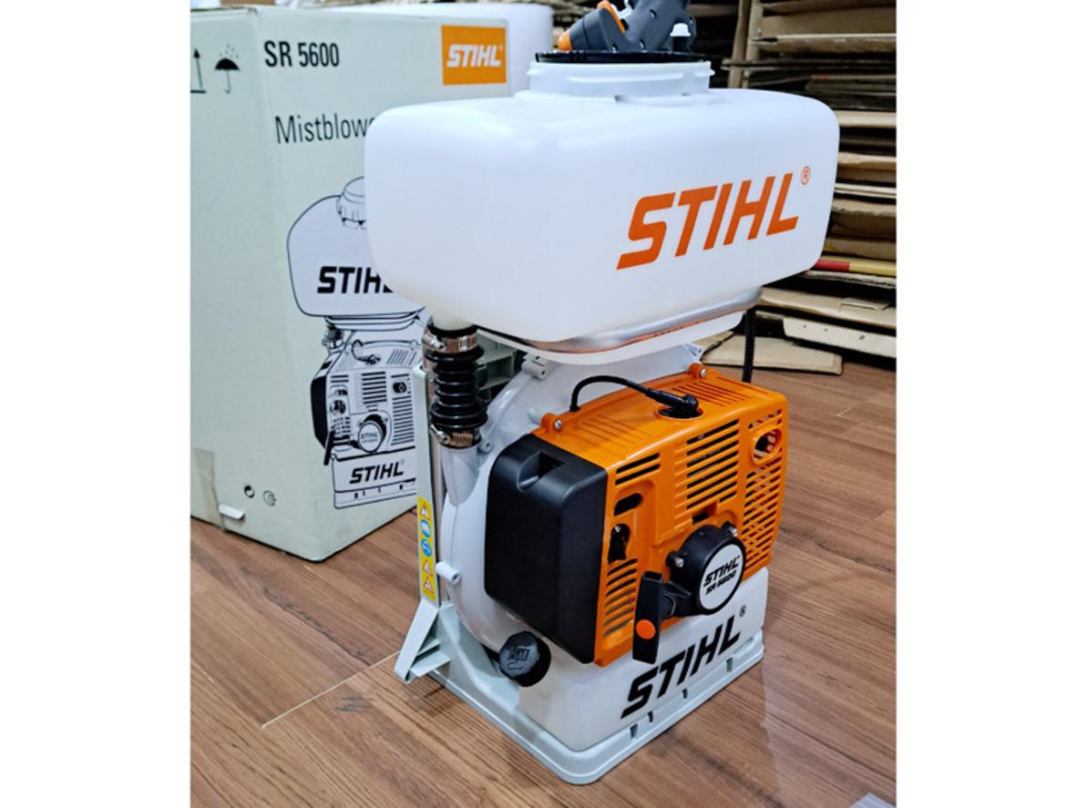 Infographic thông số STIHL SR 5600: 56,5cc, 2,6 kW, bình 13 lít, phun ngang 12 m.