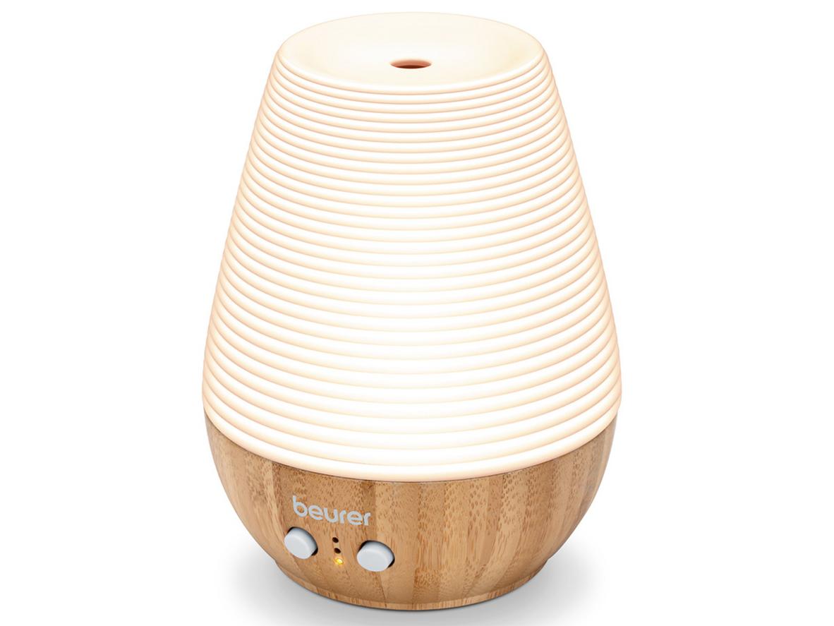 Máy phun tinh dầu Beurer LA40 nổi bật với thiết kế sứ và tre sang trọng, phù hợp phòng nhỏ 20m2.