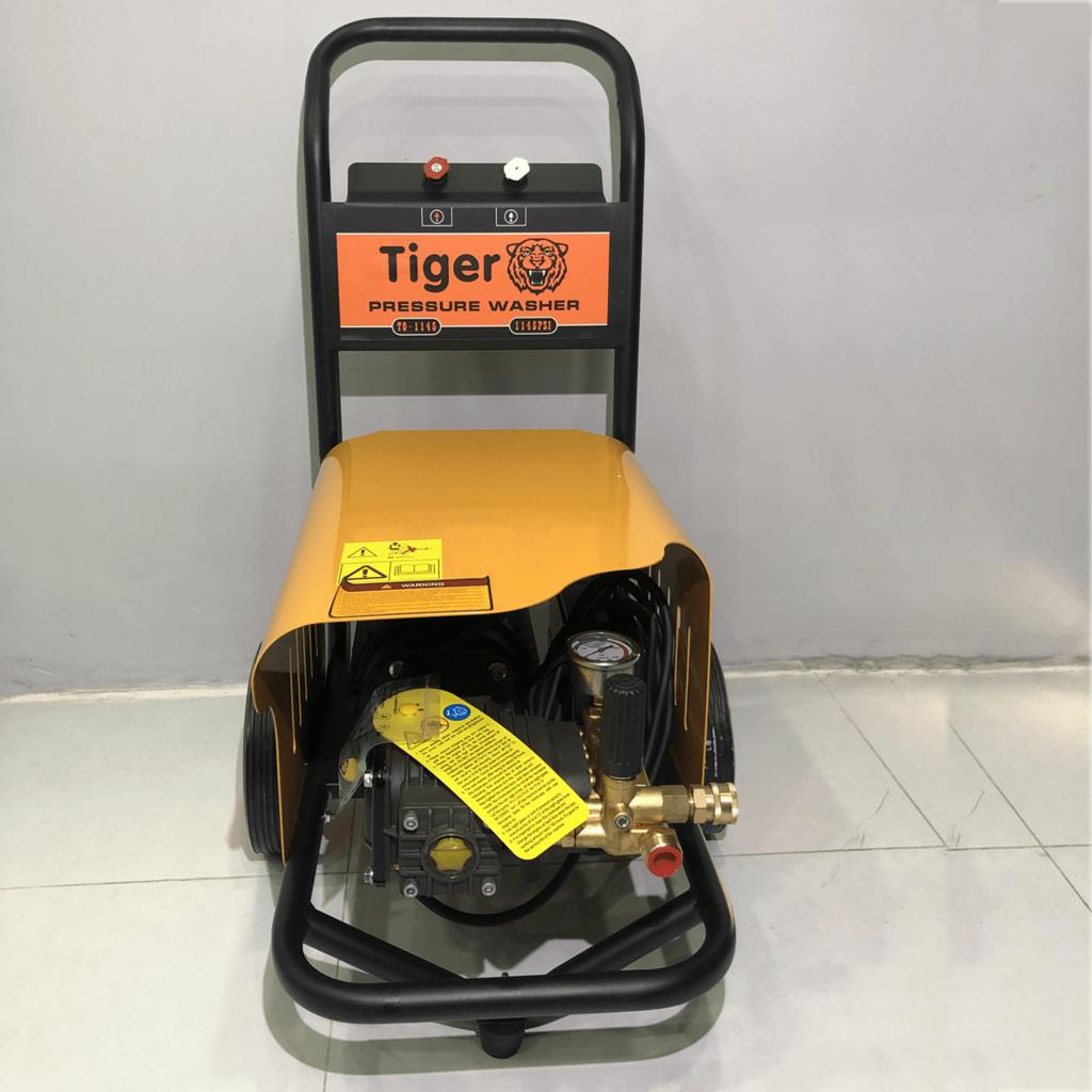 Tiger UV-1145 2.2KW với khả năng tự hút nước và dây phun áp lực 10m, phù hợp nhu cầu rửa xe gia đình và tiệm nhỏ.