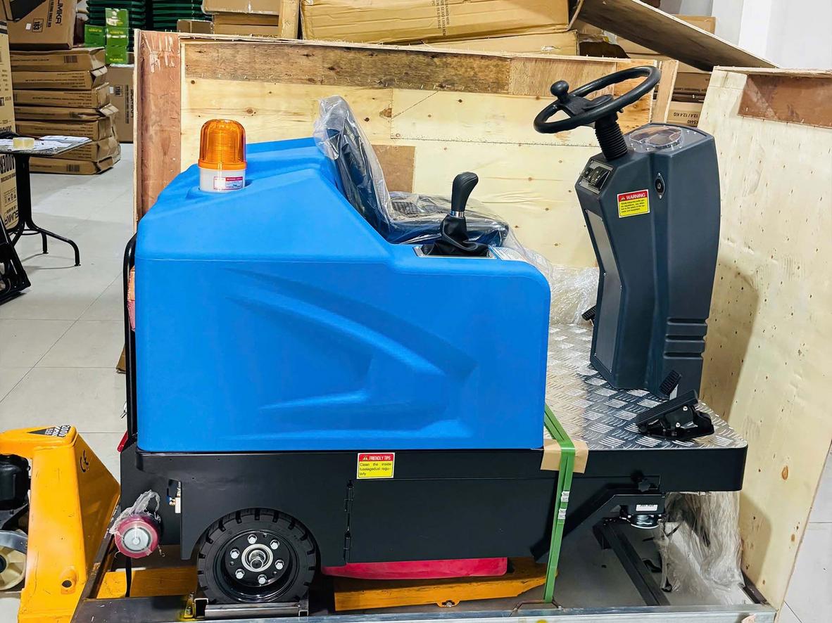 Máy quét rác ngồi lái Kraffer KF260 dùng bình cho khu vực diện tích lớn