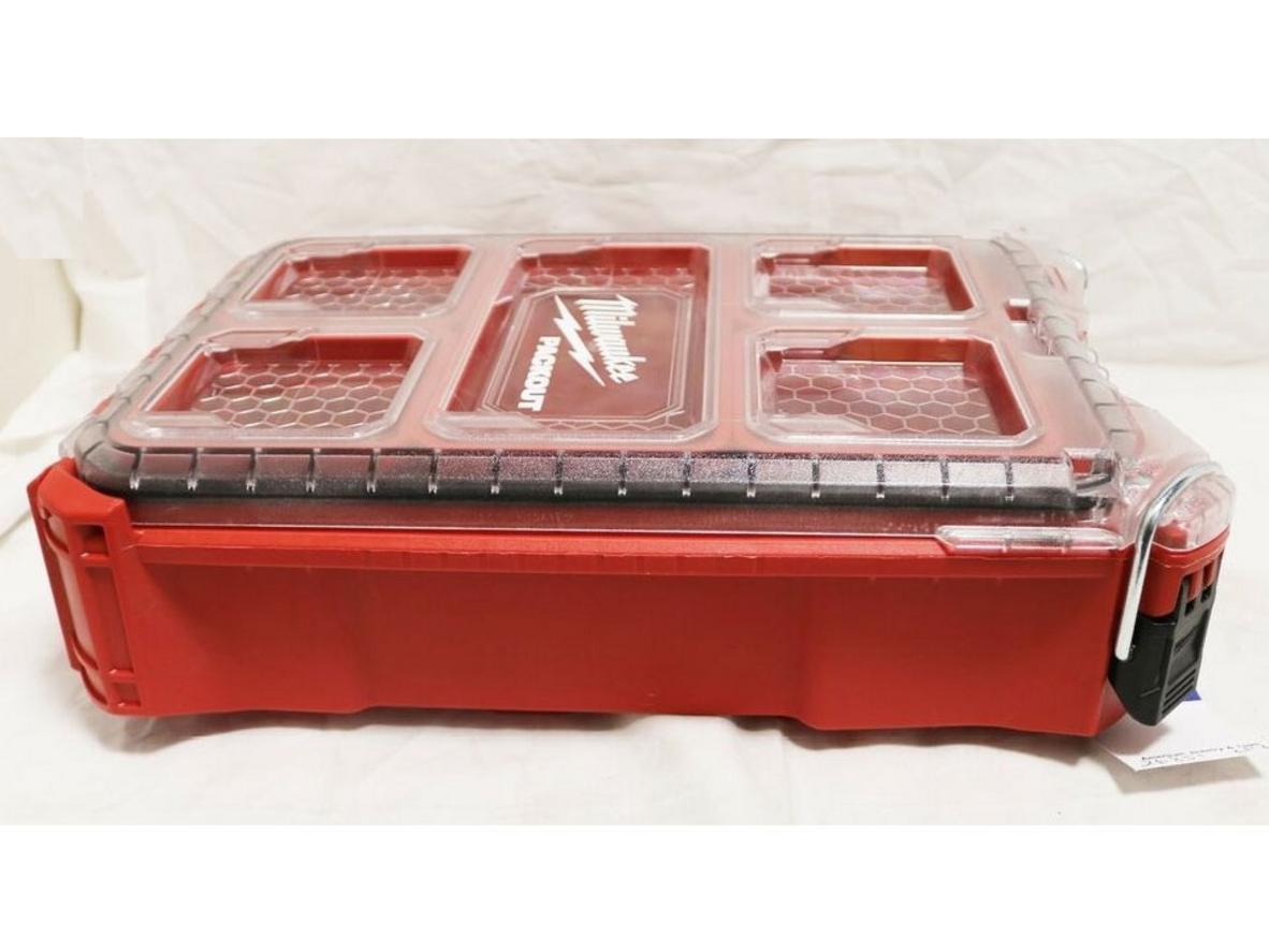 Kết cấu PACKOUT™ và 5 ngăn giúp Milwaukee 8435 sắp xếp phụ kiện nhỏ rất rõ ràng.