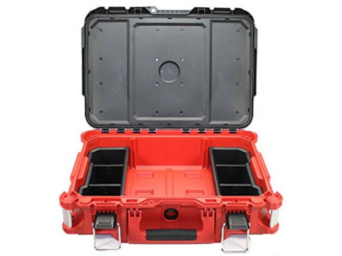 Kết cấu polyme chống va đập và chuẩn IP65 giúp Milwaukee Packout 8424 bền bỉ trên công trường.