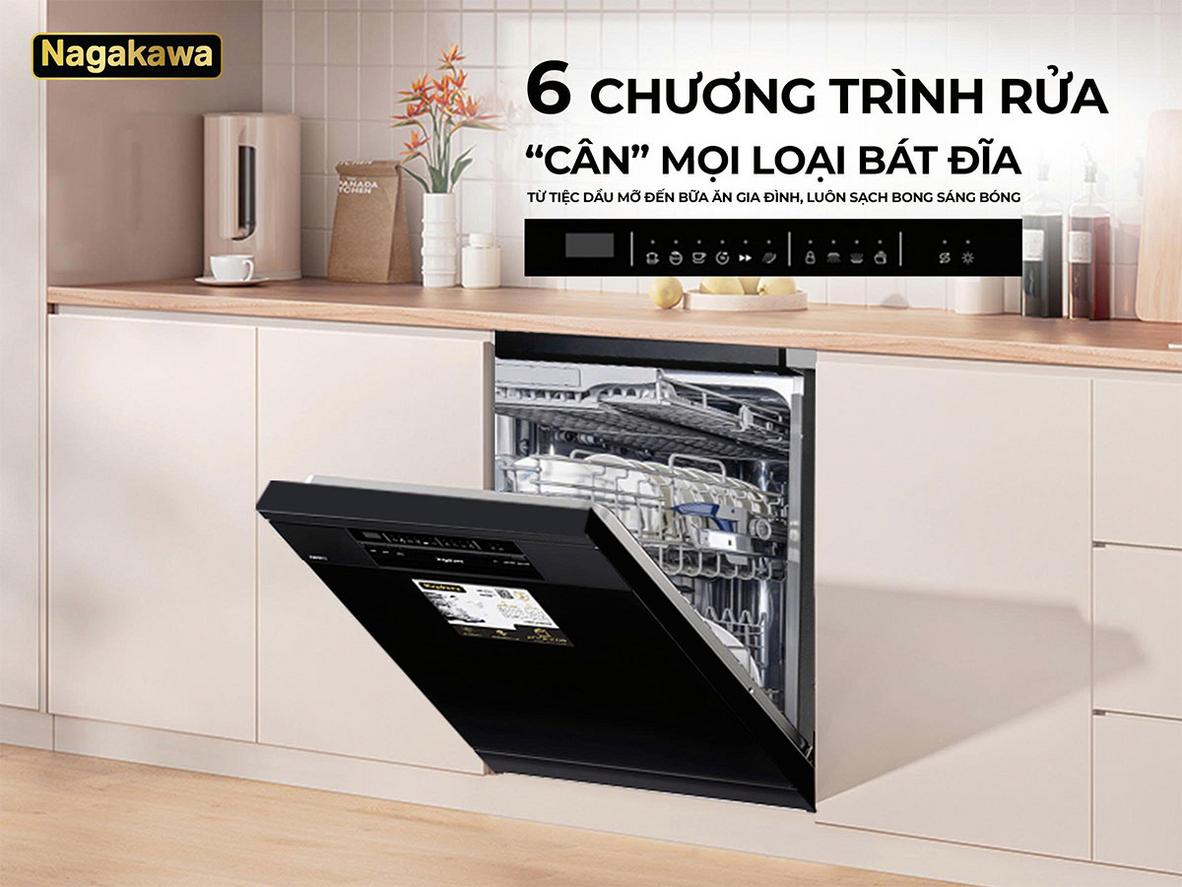 Buồng rửa inox và giá xếp đồ thép bọc nhựa PP hỗ trợ độ bền lâu dài.