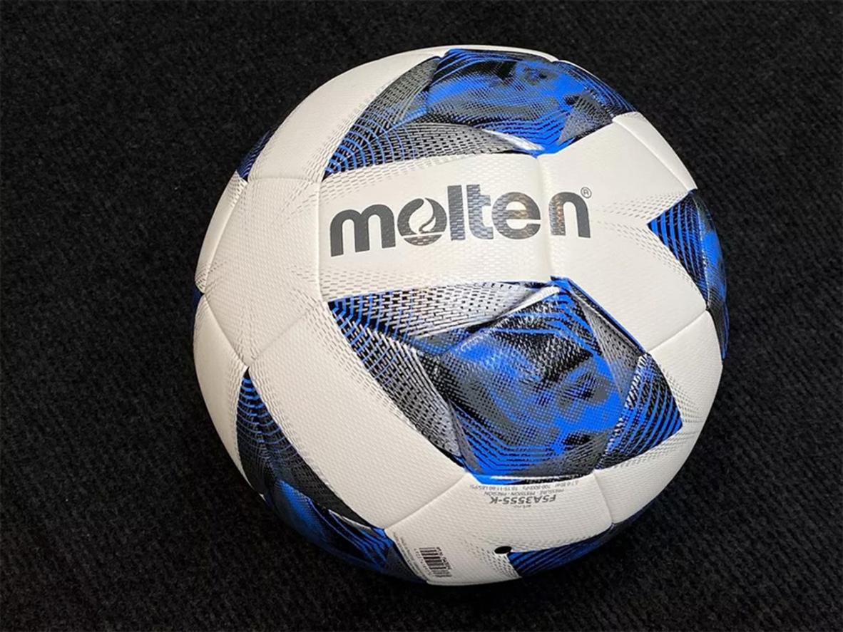 Molten F5A3555-K số 5 với chuẩn FIFA Quality Pro giúp bóng ổn định khi thi đấu.