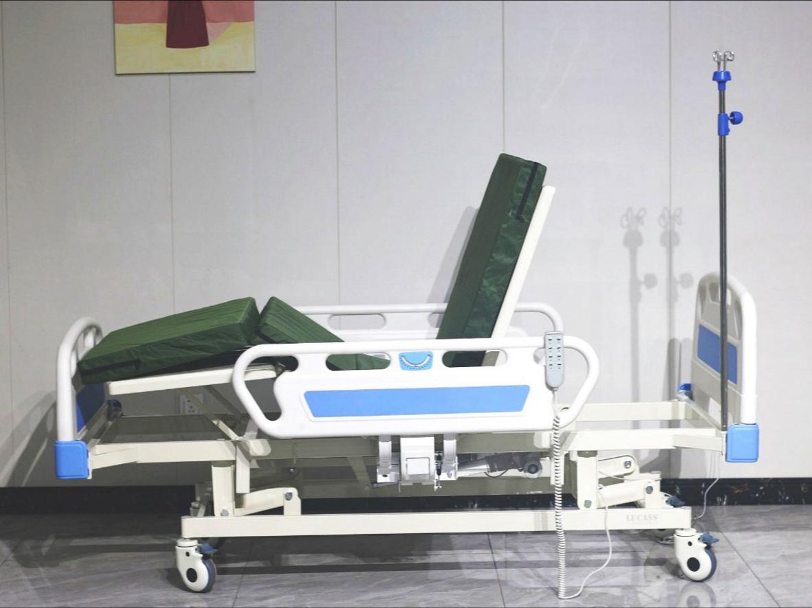 Nâng chân 0–45 độ hỗ trợ kê cao chân khi nằm lâu.