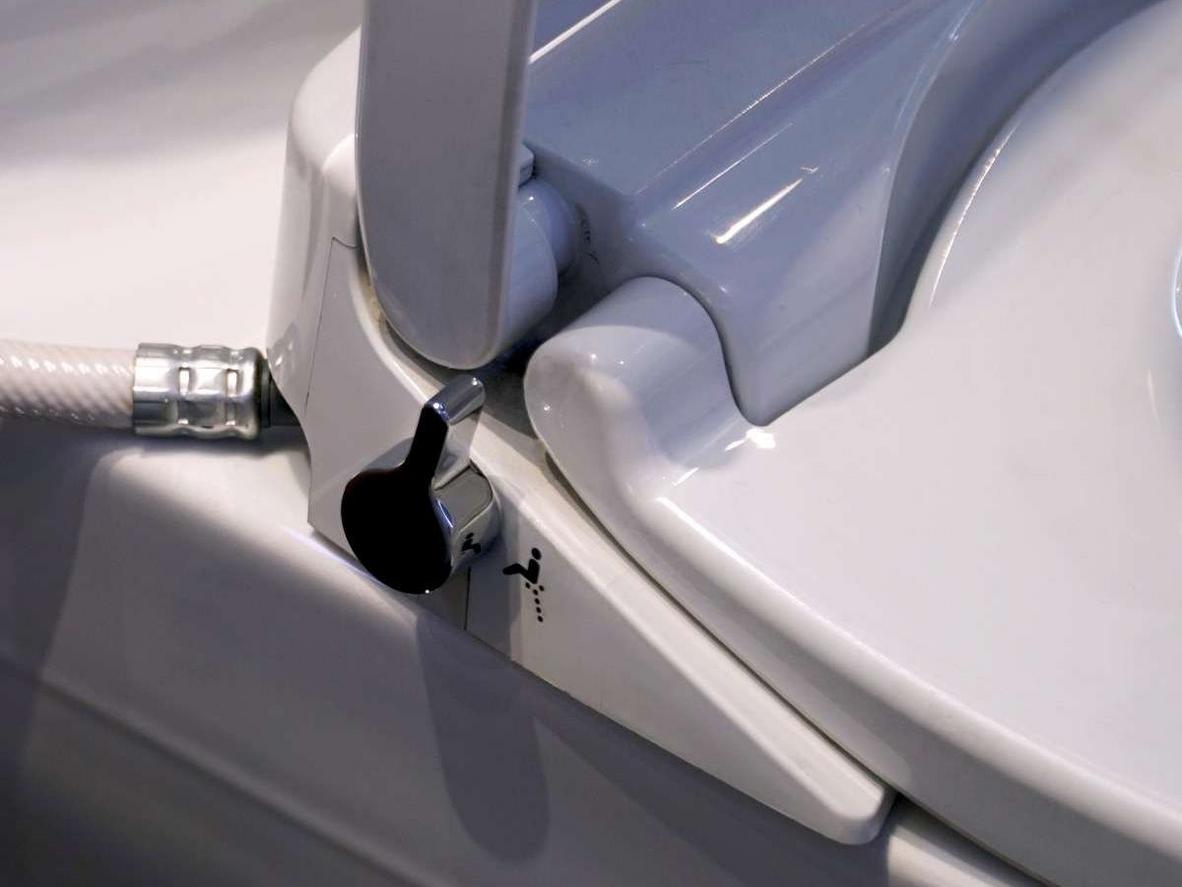 Nắp rửa cơ Ecowasher TCW07S mang lại tiện nghi rửa sau mà không cần điện.
