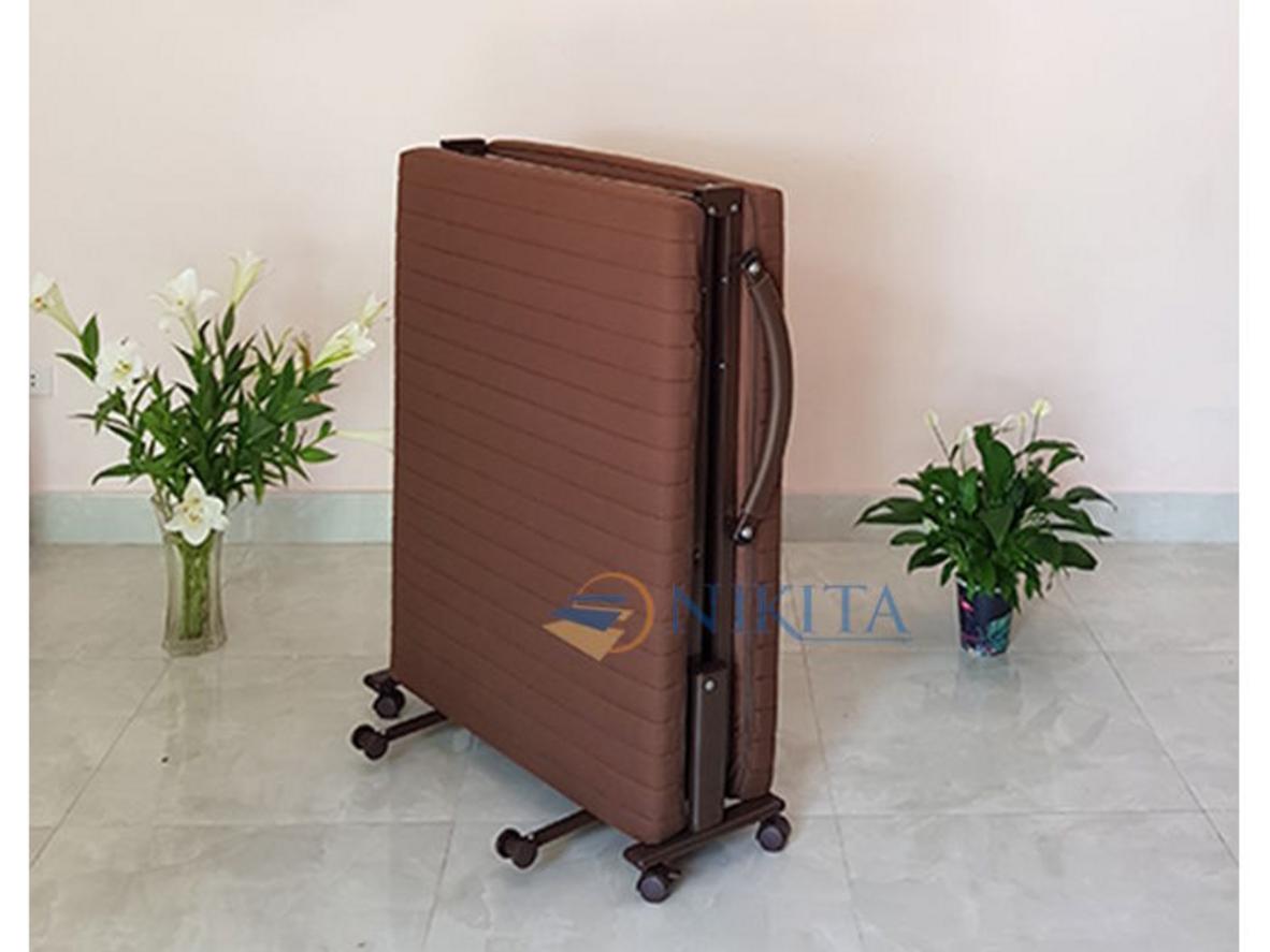 Nệm mút dày 7cm hỗ trợ cảm giác nằm êm hơn.