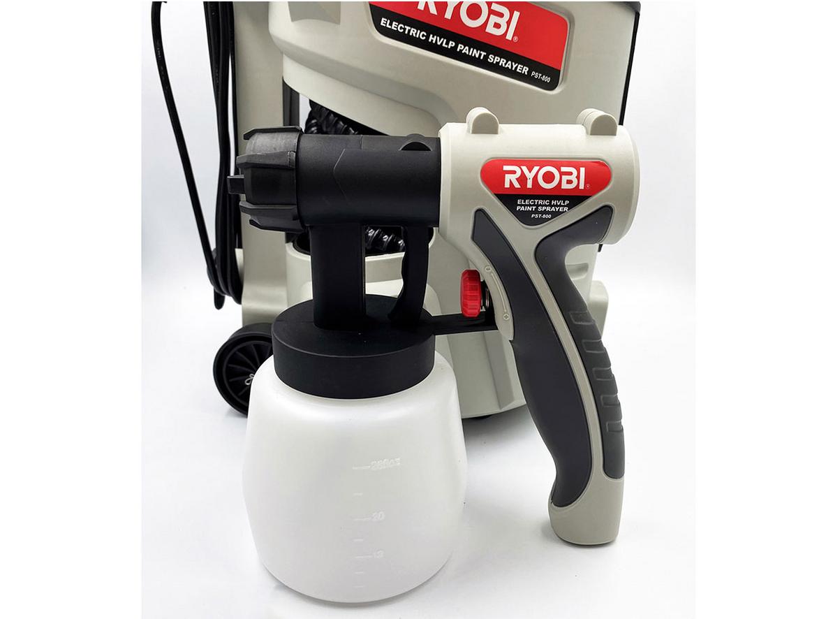 Ống dẫn 3m và trọng lượng 4.5kg giúp Ryobi PST-800 thao tác linh hoạt hơn.