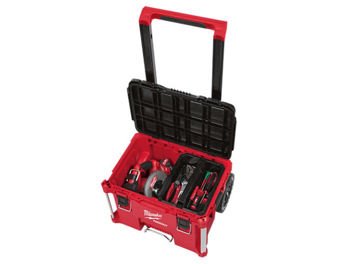 Bánh xe 22.8cm và góc gia cố kim loại giúp Packout 8426 bền bỉ hơn khi di chuyển liên tục.
