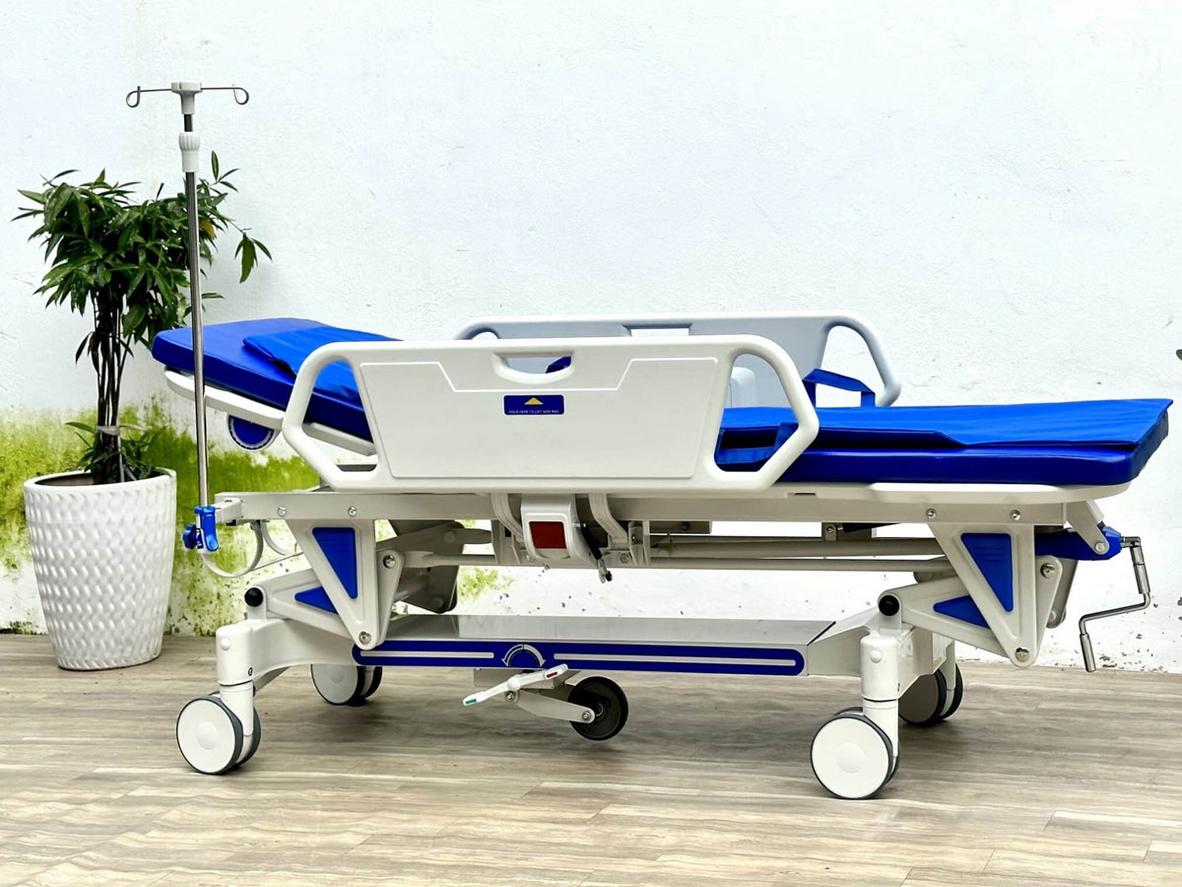 Phanh điều khiển trung tâm giúp cố định giường cáng cấp cứu an toàn.