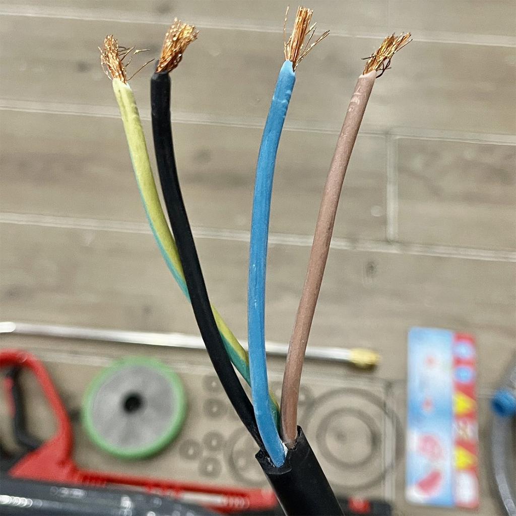 Tiger UV-3200 phù hợp tiệm rửa xe, gara và xưởng vệ sinh công nghiệp.