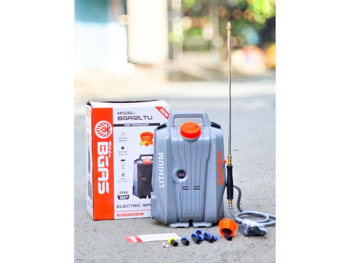 Pin Lithium 12V 7.5Ah giúp máy phun thuốc Bgas nhẹ và cơ động hơn.