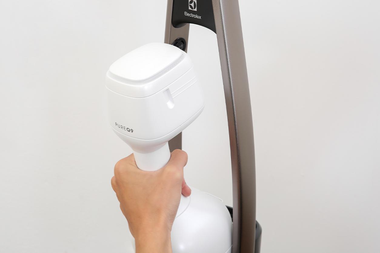 Thiết kế cầm tay 2 trong 1 giúp PQ91-3BW làm sạch linh hoạt nhiều bề mặt.