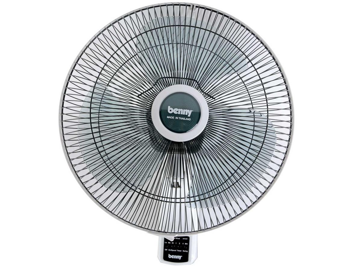 Remote khoảng 7m và hẹn giờ giúp dùng quạt treo cao rất tiện.