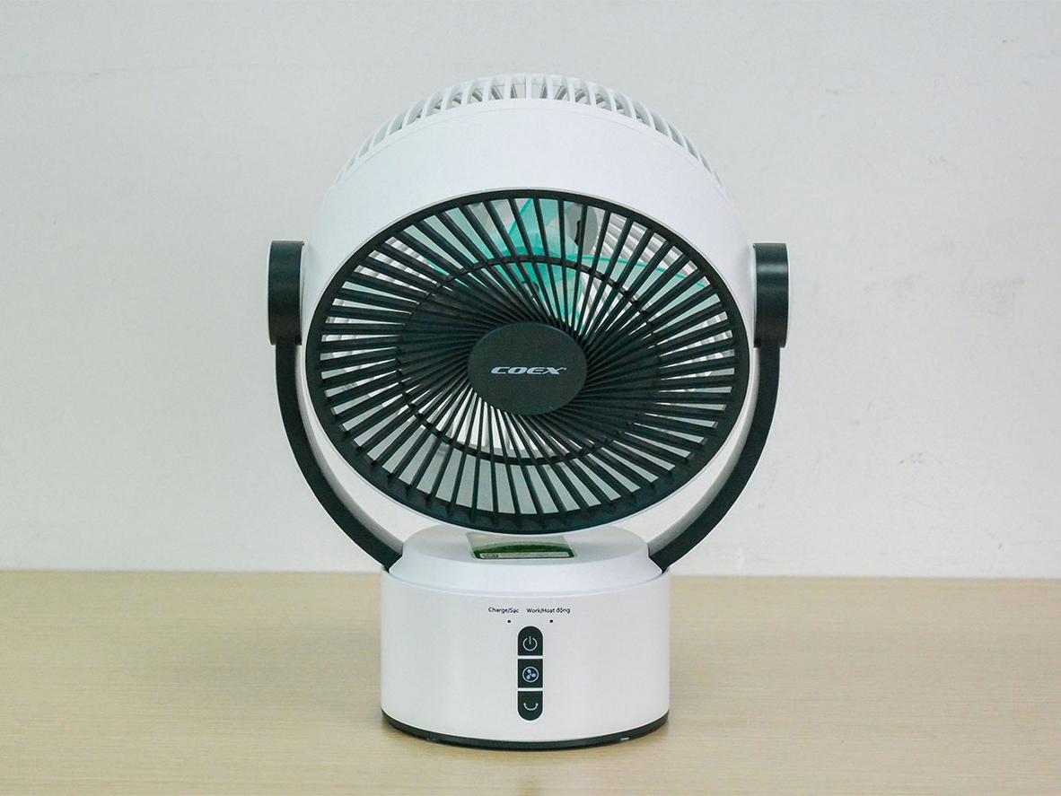 Ba mức gió và xoay 180 độ giúp Quạt tích điện Coex CF-7113R mát linh hoạt hơn.