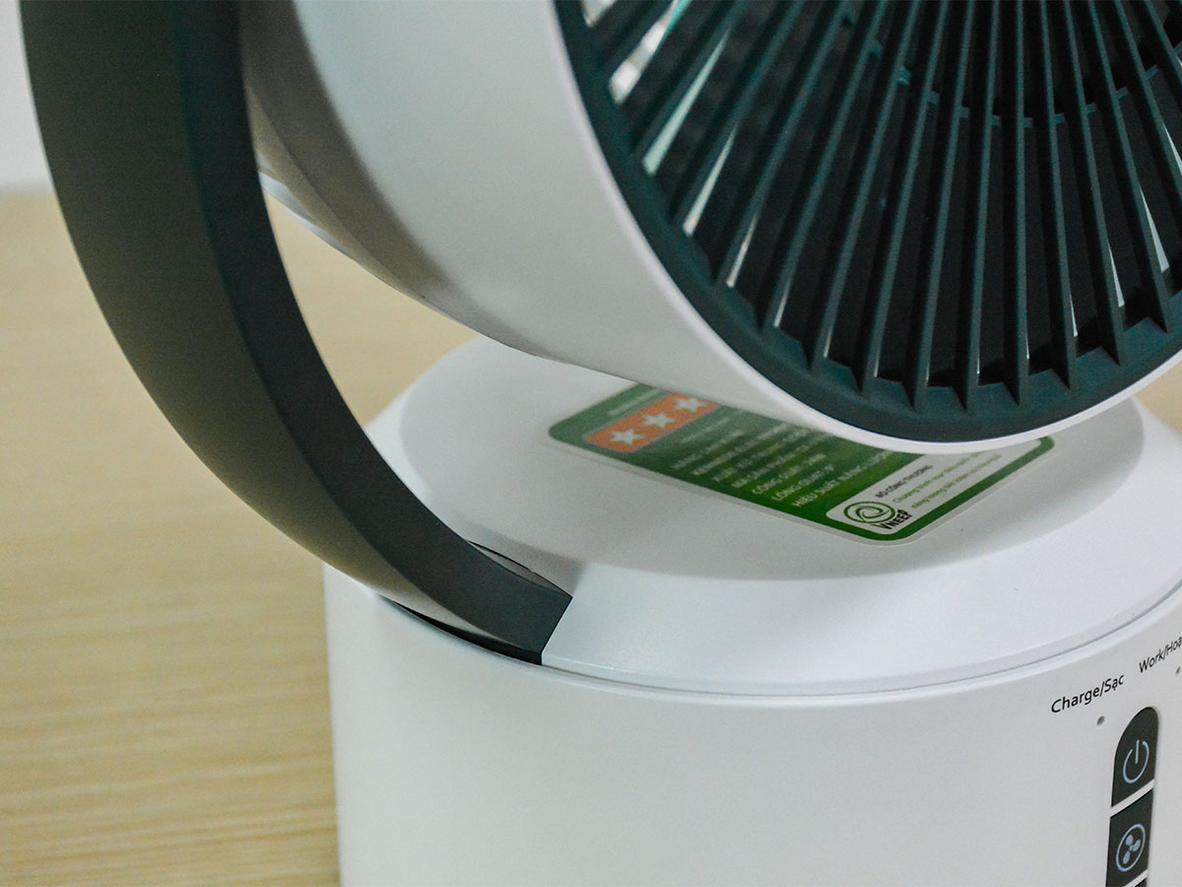 Ba mức gió và xoay 180 độ giúp Quạt tích điện Coex CF-7113R mát linh hoạt hơn.