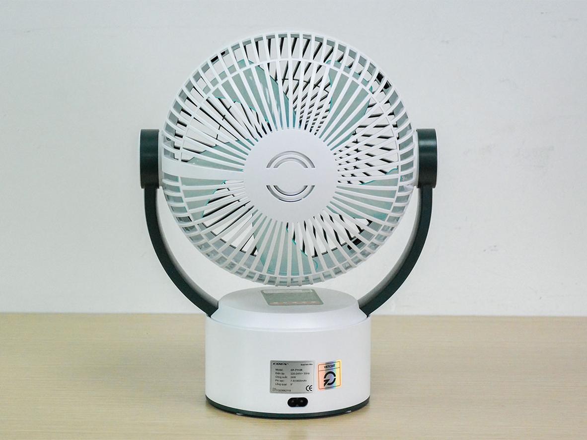 Thiết kế 269 x 175 x 337 mm giúp Quạt tích điện Coex CF-7113R dễ đặt bàn và di chuyển.