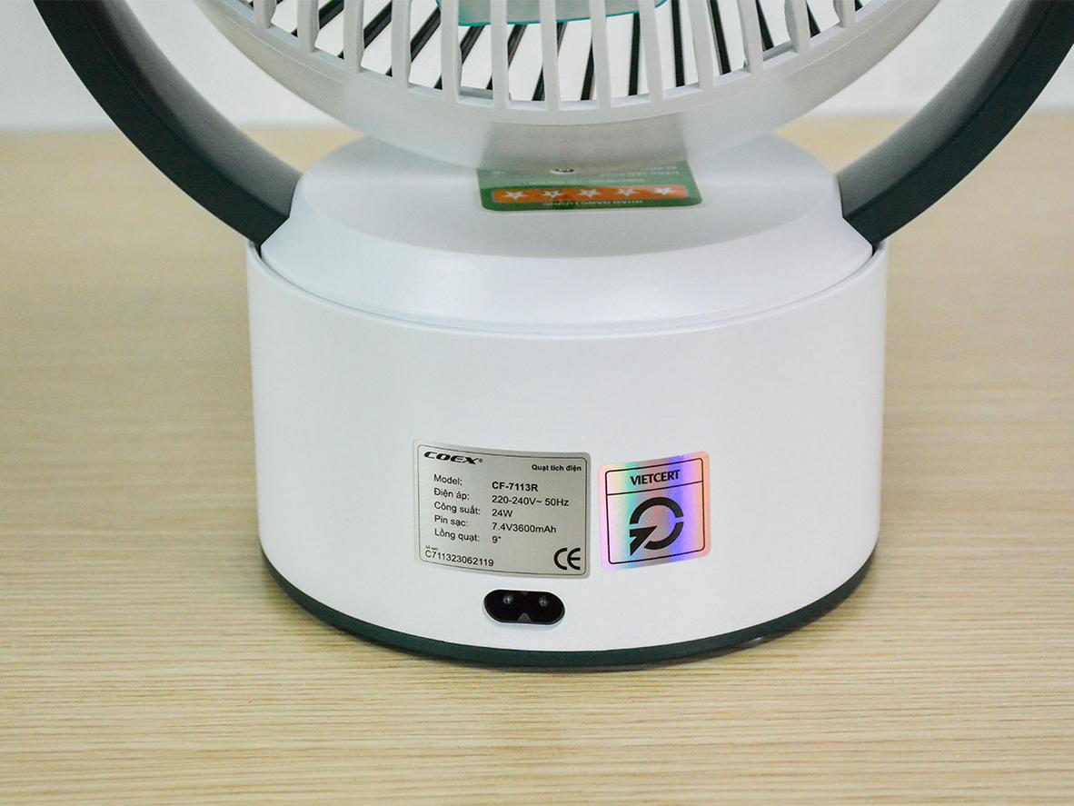 Thiết kế 269 x 175 x 337 mm giúp Quạt tích điện Coex CF-7113R dễ đặt bàn và di chuyển.