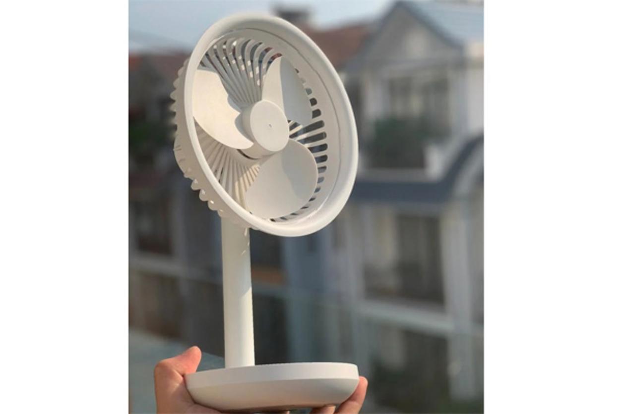 Quạt tích điện Mumuji F5 Plus có 3 mức gió, xoay 60° và sạc Type-C tiện lợi.