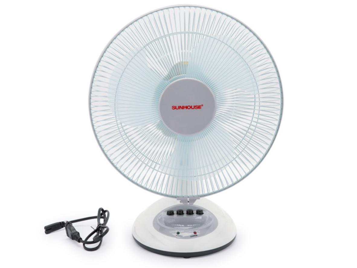 Quạt tích điện cánh 14 inch Sunhouse SHD7112 phù hợp làm mát dự phòng khi mất điện.