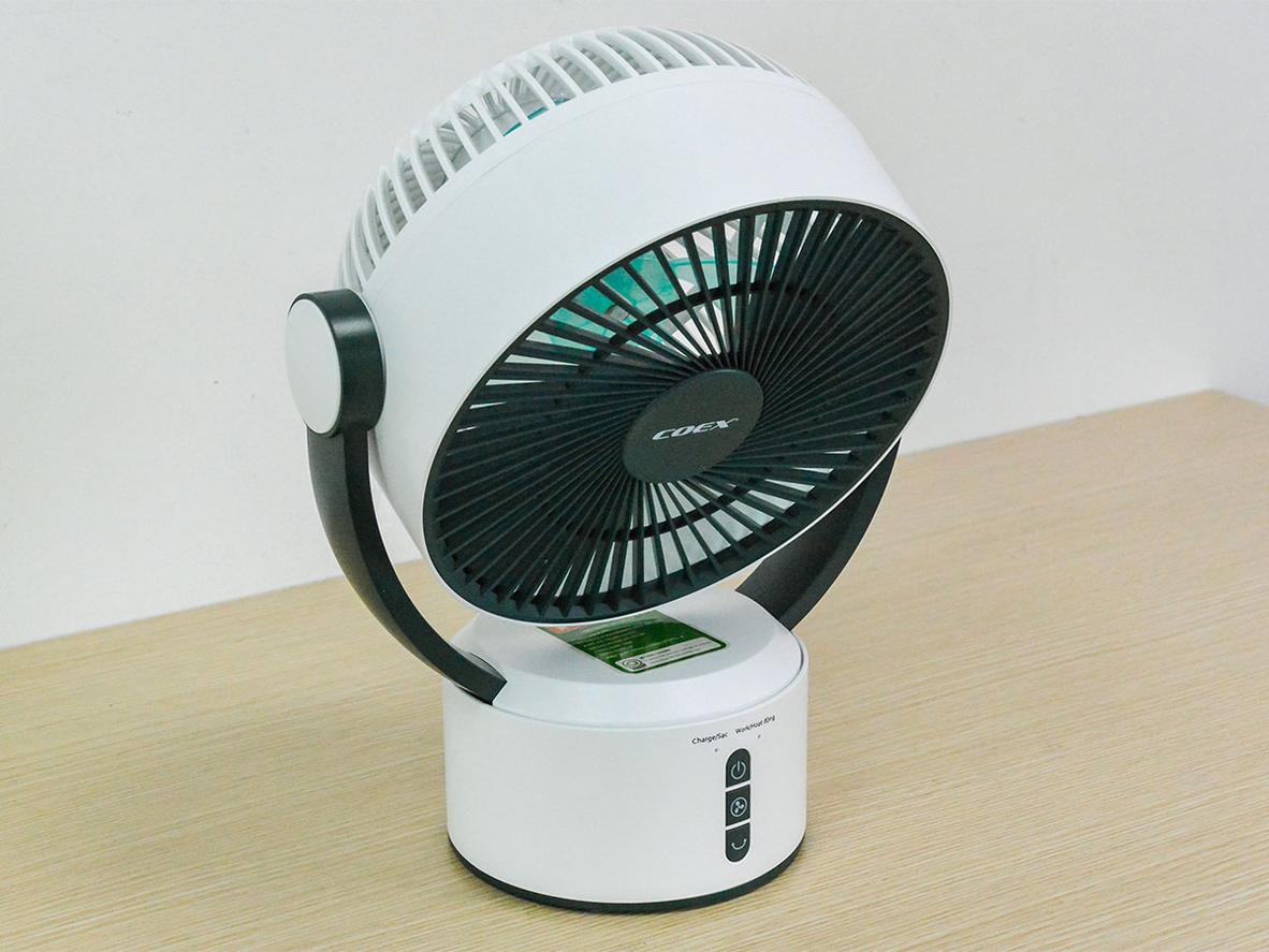 Quạt tích điện Coex CF-7113R có pin Lithium, 3 mức gió và xoay 180 độ linh hoạt.