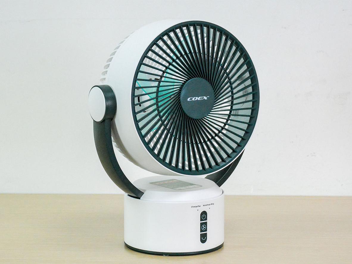 Quạt tích điện Coex CF-7113R nhỏ gọn, phù hợp dùng khi mất điện hoặc trong phòng ngủ nhỏ.