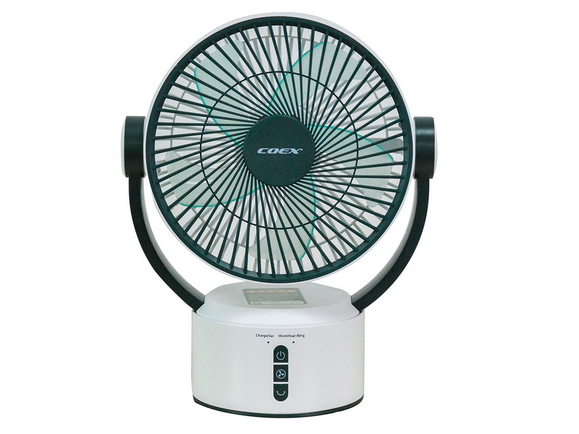 Quạt tích điện Coex CF-7113R nhỏ gọn, phù hợp dùng khi mất điện hoặc trong phòng ngủ nhỏ.