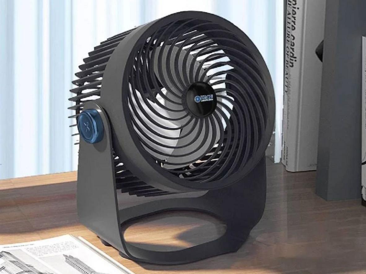 Quạt tích điện Kachi MK372 nhỏ gọn 20cm, phù hợp phòng ngủ và bàn làm việc.