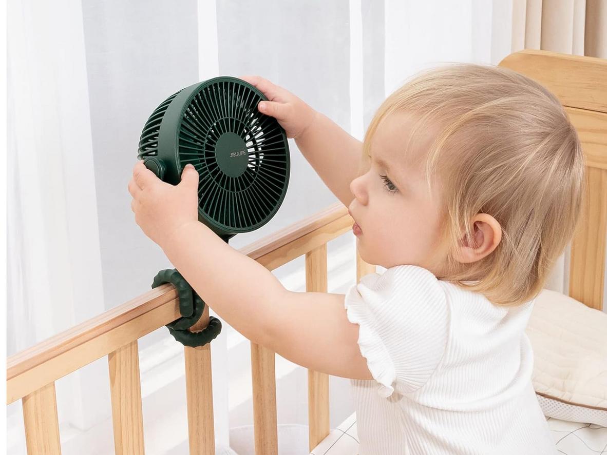 Quạt tích điện Mini Jisulife FA24 nhỏ gọn, xoay 720° và dùng êm 25dB.