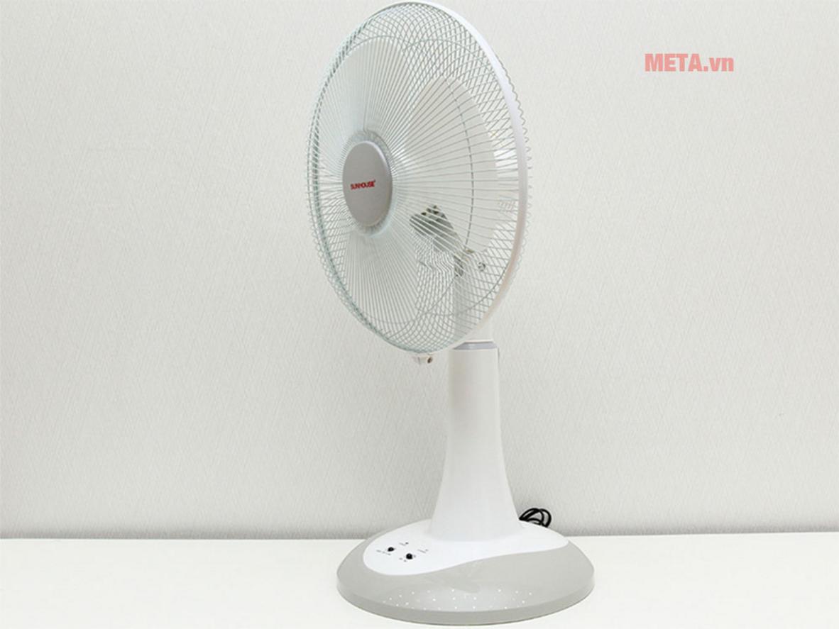 Quạt tích điện Sunhouse SH762 có 2 chế độ AC/DC và pin sạc 6V - 7.0Ah cho thời gian dùng 3,5 - 5 giờ.