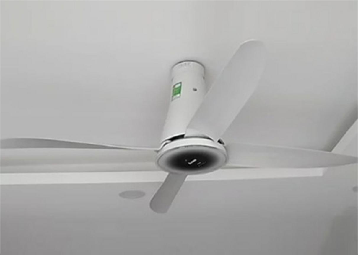 Sải cánh 140 cm giúp quạt phủ gió rộng, phù hợp phòng lớn.