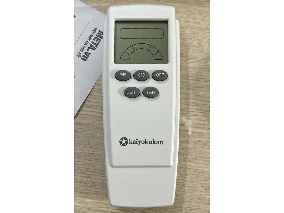 Toky-5025 nổi bật với 5 cánh gỗ, chao đèn thủy tinh và thiết kế cổ điển sang trọng.
