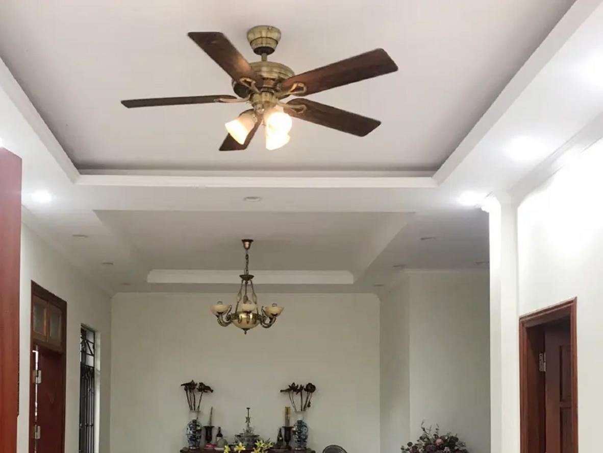 Động cơ AC 100W là nền tảng cho khả năng tạo gió mạnh của Hunter Savoy 24520.