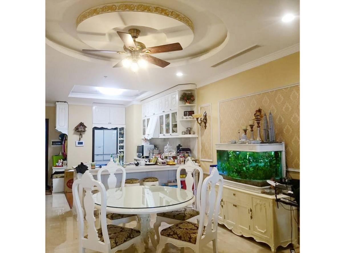 Hunter Savoy 24520 nổi bật với màu đồng vàng Antique Brass và thiết kế cổ điển Mỹ sang trọng.